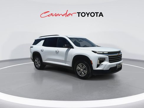 Used 2026 Chevrolet Traverse LT FWD image 2