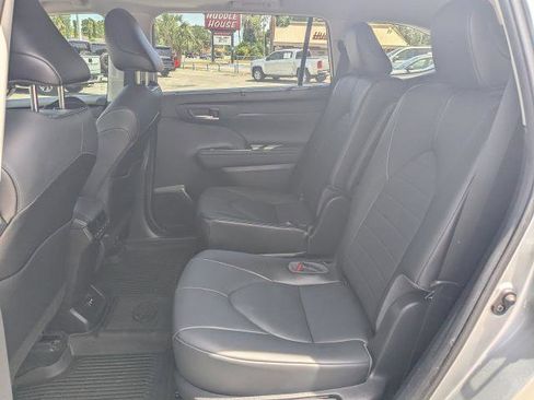 Used 2021 Toyota Highlander XLE FWD image 14