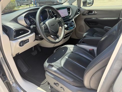 Used 2022 Chrysler Pacifica Touring-L FWD image 11