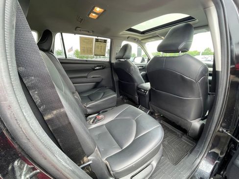 Used 2020 Toyota Highlander XLE FWD image 28