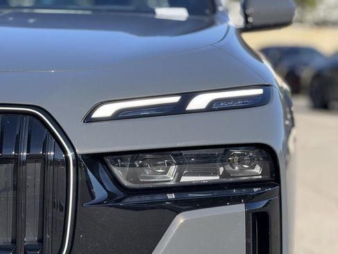 Used 2025 BMW 740i w/ Premium Package image 13