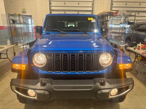 Used 2025 Jeep Gladiator Sport AWD/4WD image 37