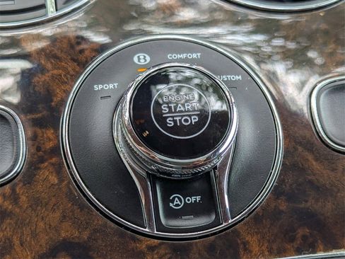 Used 2019 Bentley Bentayga image 23