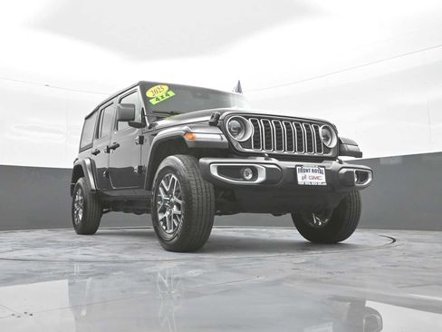 Used 2025 Jeep Wrangler Unlimited Sahara AWD/4WD image 32