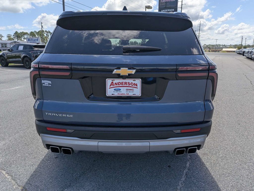 Used 2025 Chevrolet Traverse LT FWD image 5
