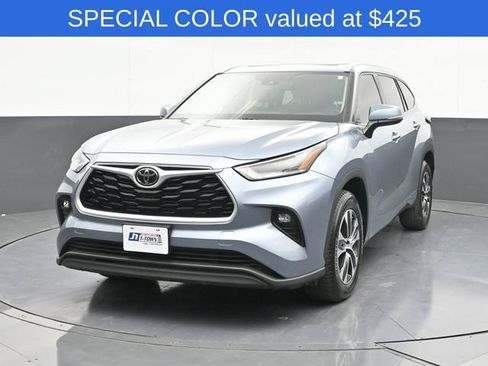 Used 2021 Toyota Highlander XLE FWD image 2
