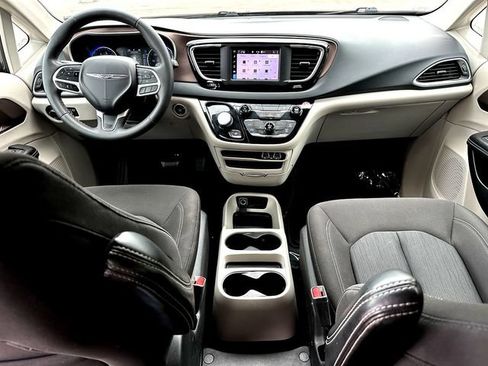 Used 2022 Chrysler Voyager LX FWD image 27