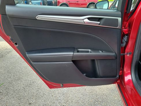 Used 2020 Ford Fusion SE FWD image 12