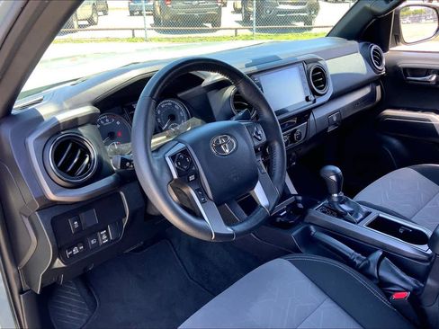 Used 2023 Toyota Tacoma TRD Off-Road w/ Technology Package AWD/4WD image 17