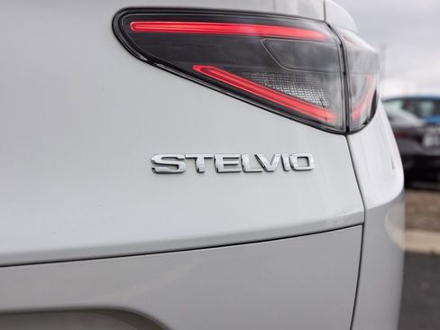 Used 2024 Alfa Romeo Stelvio Veloce image 57