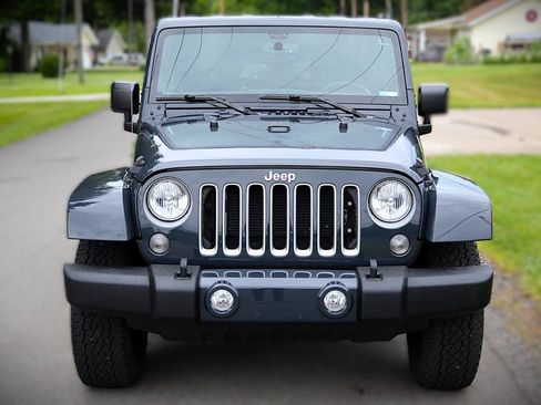 Used 2018 Jeep Wrangler Unlimited Sahara w/ Connectivity Group AWD/4WD image 2