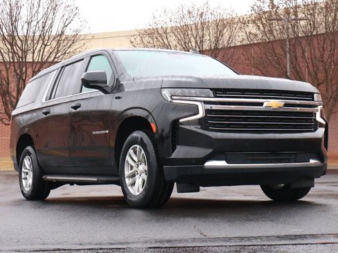 Used 2024 Chevrolet Suburban LT image 1
