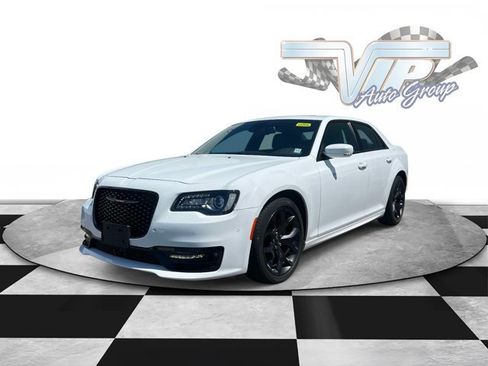 Used 2023 Chrysler 300 S w/ Comfort Group RWD image 2