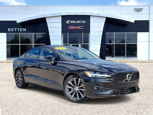 Used 2022 Volvo S60 B5 Momentum image 1