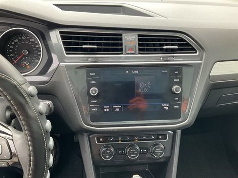 Used 2020 Volkswagen Tiguan SE w/ Panoramic Sunroof Package image 31