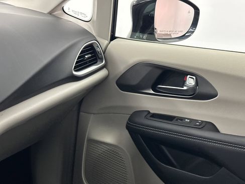 Used 2024 Chrysler Pacifica Touring-L image 33