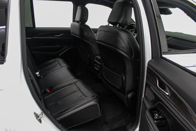 Used 2023 Jeep Grand Cherokee Overland AWD/4WD image 15