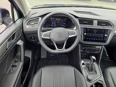 Used 2023 Volkswagen Tiguan SE AWD/4WD image 12