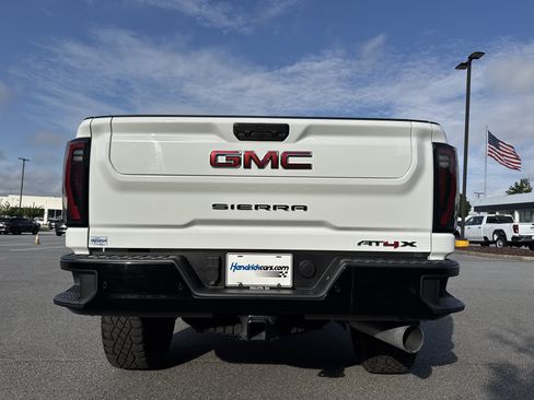 Used 2025 GMC Sierra 2500 AT4X AWD/4WD image 9