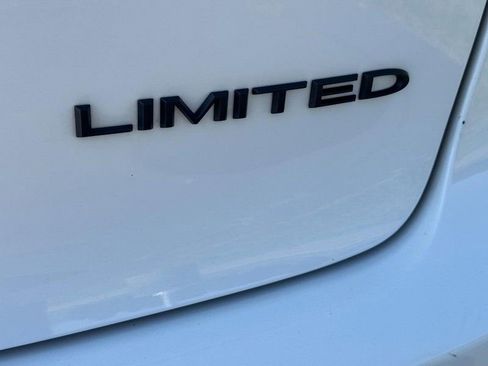 Used 2025 Chrysler Pacifica Limited image 6