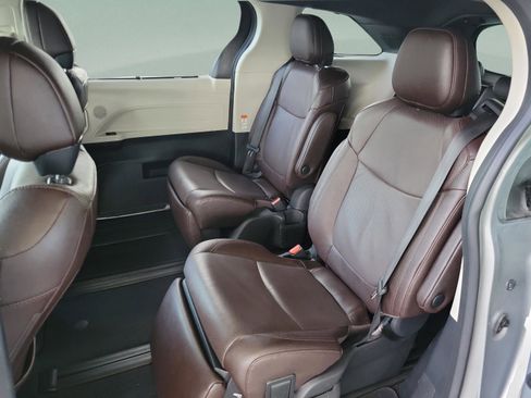 Used 2023 Toyota Sienna Platinum FWD image 11