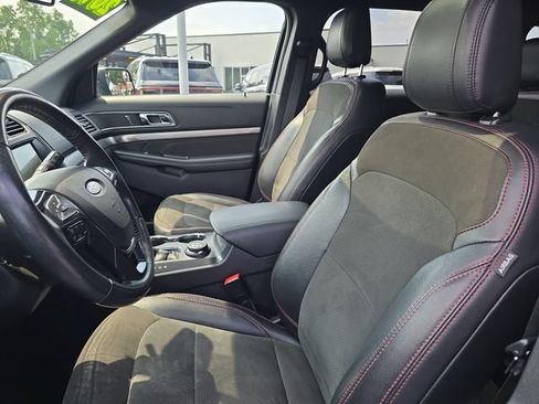 Used 2018 Ford Explorer XLT w/ Equipment Group 202A AWD/4WD image 4