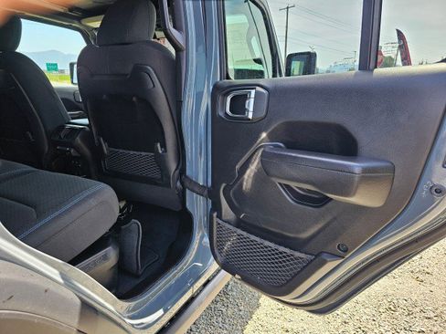 Used 2025 Jeep Wrangler Unlimited Rubicon 4xe w/ Safety Group AWD/4WD image 15