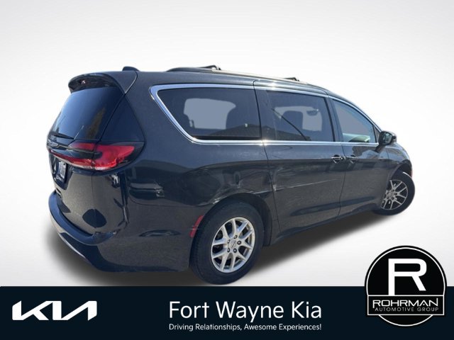 Used 2022 Chrysler Pacifica Touring-L FWD image 5