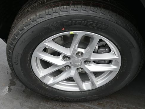 New 2026 Jeep Grand Cherokee L Laredo image 19