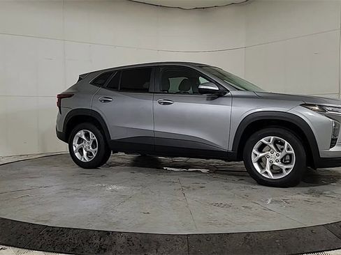 Used 2024 Chevrolet Trax LS w/ LS Convenience Package image 10