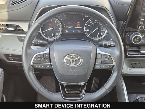Used 2021 Toyota Highlander XLE AWD/4WD image 25