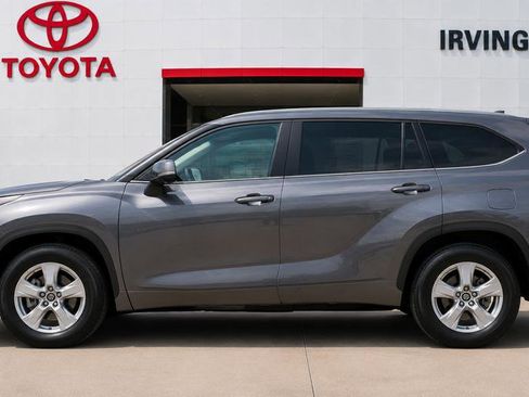 Used 2024 Toyota Highlander LE FWD image 10