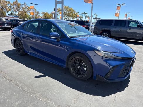 Used 2025 Toyota Camry SE FWD image 9