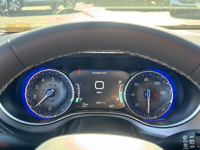 Used 2026 Chrysler Pacifica Limited FWD image 19