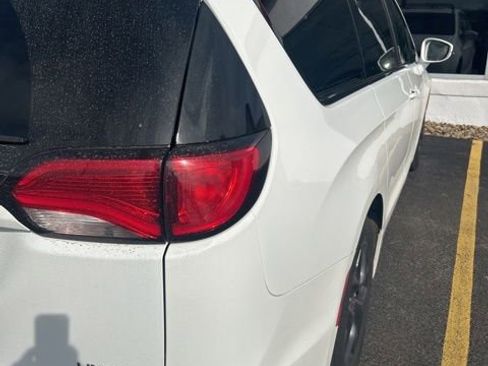 Used 2018 Chrysler Pacifica Limited image 5