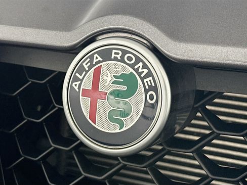 Used 2022 Alfa Romeo Stelvio Veloce image 30