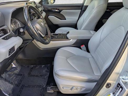 Used 2022 Toyota Highlander XLE image 16