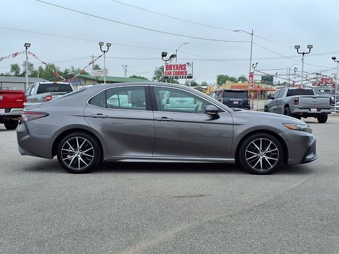 Used 2023 Toyota Camry SE image 2