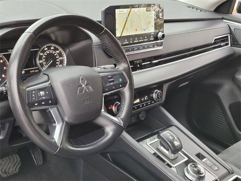 Used 2024 Mitsubishi Outlander SE image 9
