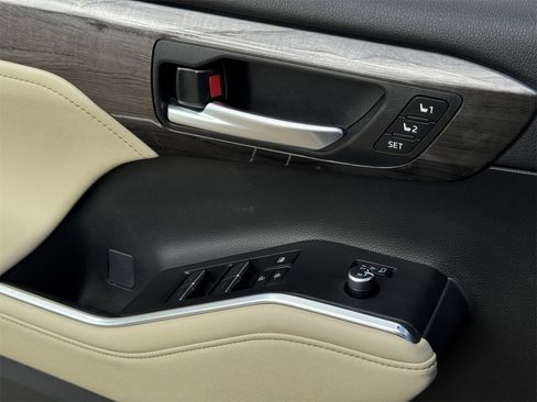 Used 2023 Toyota Highlander Limited image 24