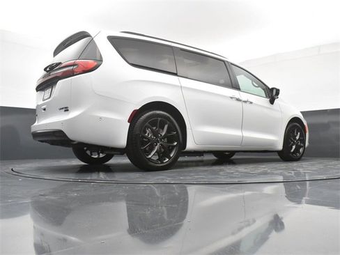 Used 2024 Chrysler Pacifica Limited w/ S Appearance Package image 18