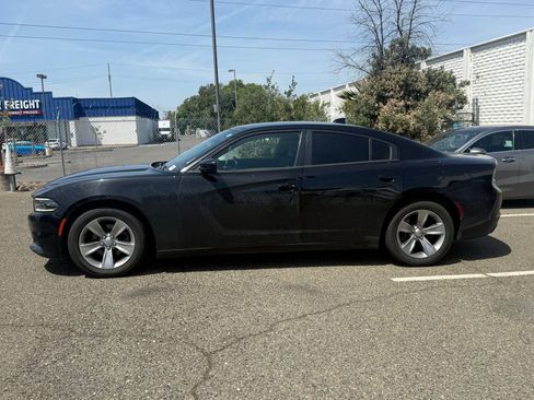 Used 2017 Dodge Charger SXT RWD image 2
