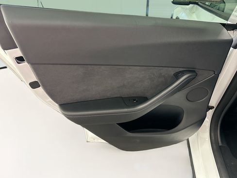 Used 2021 Tesla Model Y Long Range AWD/4WD image 28