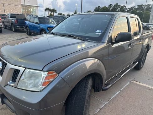 Used 2018 Nissan Frontier SV RWD image 2