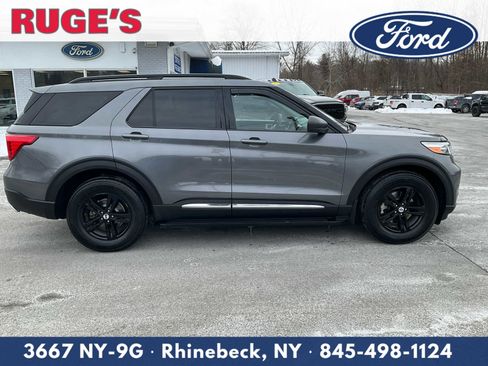 Certified 2022 Ford Explorer XLT w/ Equipment Group 202A image 3