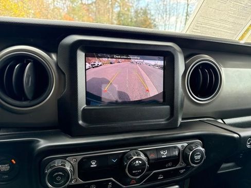 Used 2022 Jeep Wrangler Sport image 27