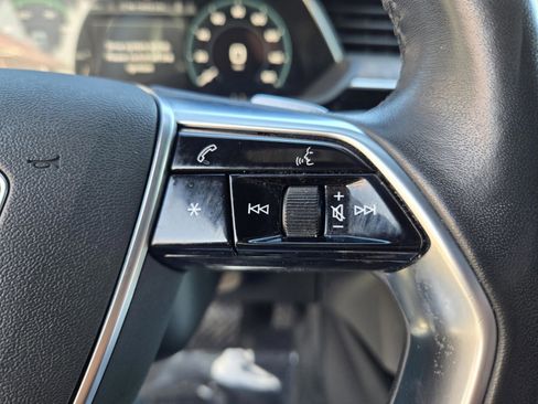 Used 2022 Audi e-tron Premium Plus w/ Premium Plus Package image 16