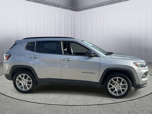 Used 2022 Jeep Compass Latitude AWD/4WD image 6