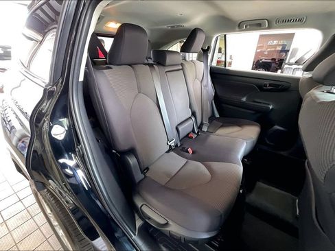 Used 2025 Toyota Highlander LE FWD image 16