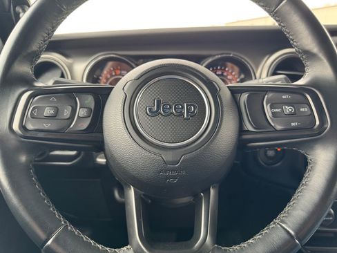 Used 2022 Jeep Gladiator Willys AWD/4WD image 24